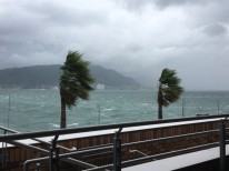 海側台風暴風警報写真