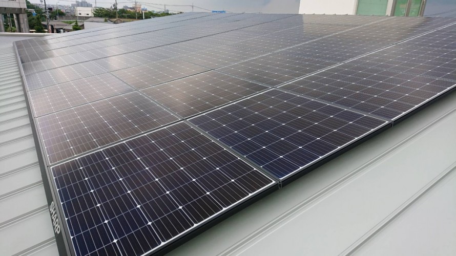 ガルバリウム鋼板立平葺き屋根シャープ太陽光つかみ金具取付後太陽電池