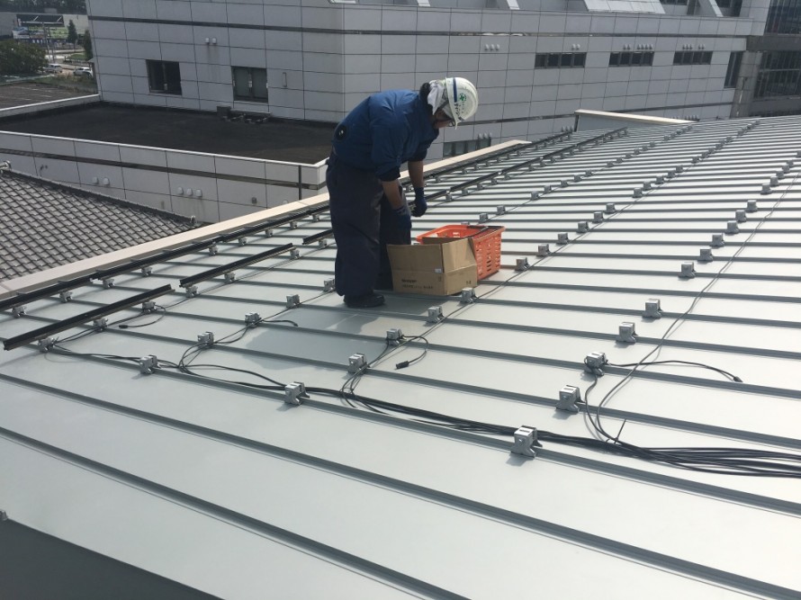 ガルバリウム鋼板立平葺き屋根シャープ太陽光つかみ金具取付