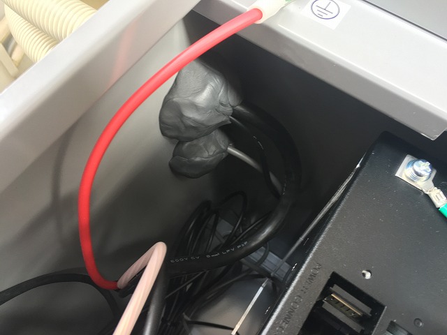 シャープ蓄電池配管出入口防水処理 シャープ蓄電池配管出入口防水処理