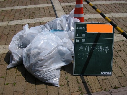 太陽光鳥被害で屋根上に堆積していたもの